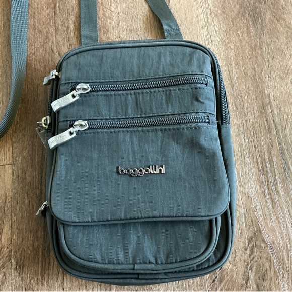 Baggallini Crossbody Purse Bag RFID Journey Sand Small Dark Gray Silver Travel - Picture 4 of 15